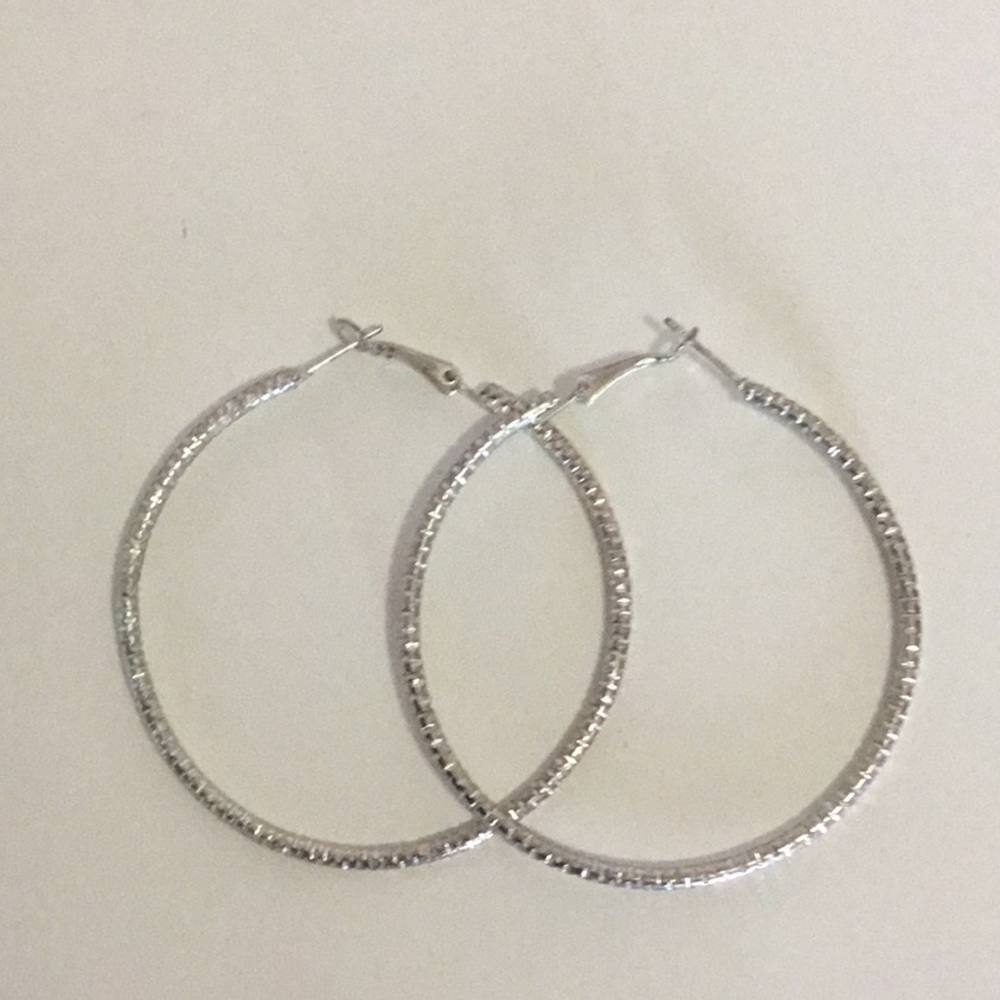 Metallic hoop earrings